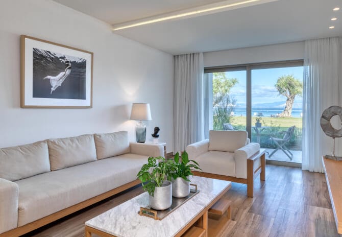 EMERALD SUITE BEACHFRONT LIVING ROOM